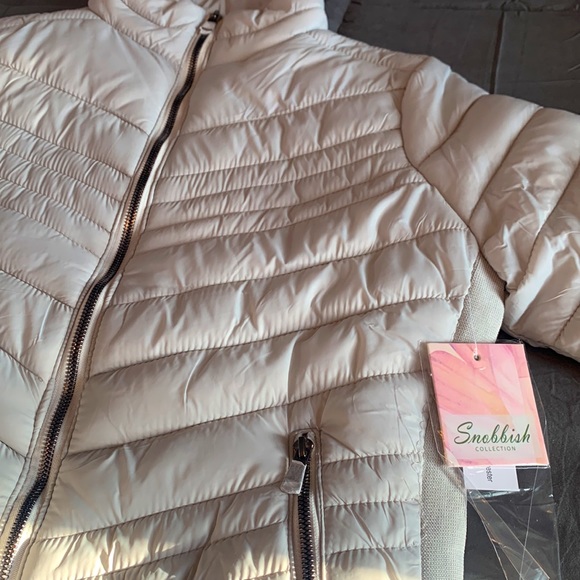 NWT women’s jacket. Light silver/cream. Water resistant, with faux fur lining. - Picture 2 of 6